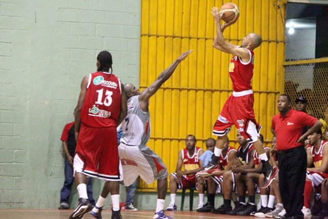 Elvis Arroyo anota uno de sus disparo de tres en la derrota de su equipo (el San Sebastián)